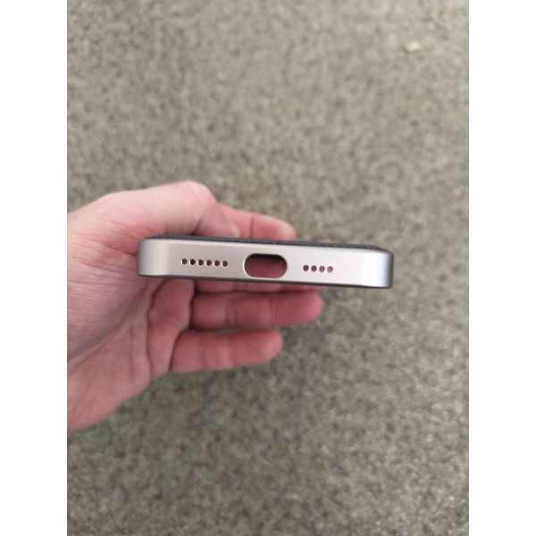Чехол для iPhone 16 Серый металлический чехол с кожаной вставкой и MagSafe