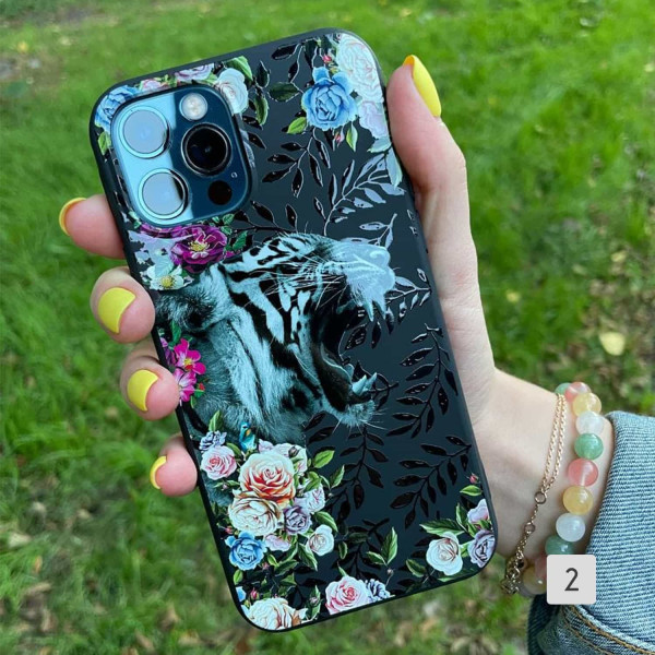 Чехол для iPhone 15 Львица с цветами