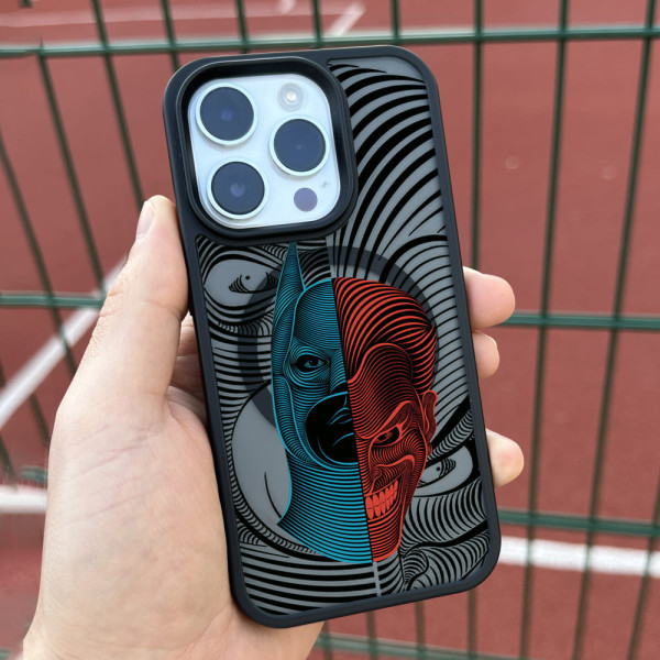 Чехол для iPhone 15 Бэтмен и Джокер
